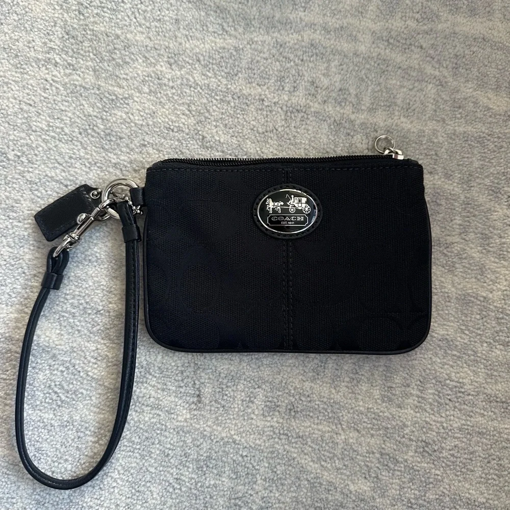 COACH NAVY WRISTLET, KEY/CARD‎ HOLDER